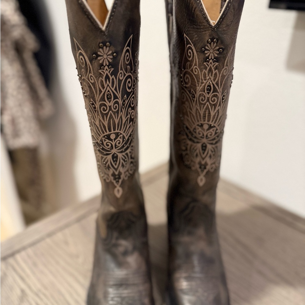 Intricate Embroidered Brown Boots 7.5